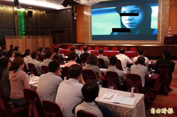 高雄市連鎖KTV從業人員參與防毒講座，學習應對顧客。（記者黃旭磊攝）