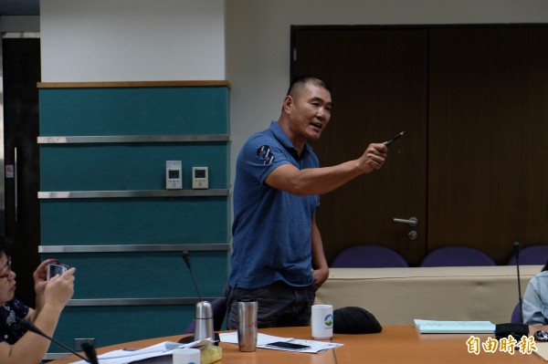 耘林藝術人文生態關懷協會理事長林富源則希望環評委員可以要求台塑,提出改用鈣基法後,真正用水量可以降多少、廢水如何處理、設備是否足夠處理廢水等數據。(記者陳炳宏攝)
