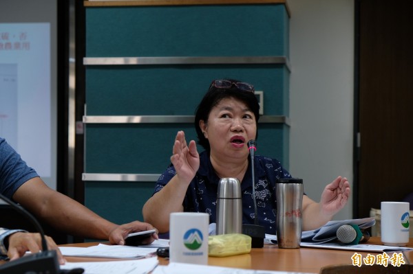 台灣水資源保育行動聯盟主任粘麗玉指出,現在既然要導入鈣基法,那就應該停止鈉基法與鎂基法,減少使用海水脫硫才對。(記者陳炳宏攝)