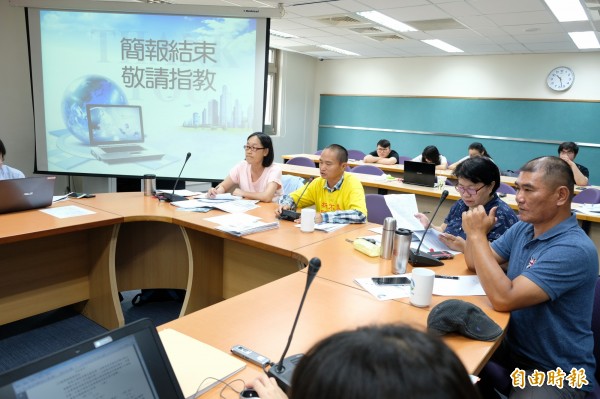 環保署今天進行「六輕四期擴建計畫環境影響說明書變更內容」專案小組審查會議,許多環團人士到場提出質疑。(記者陳炳宏攝)