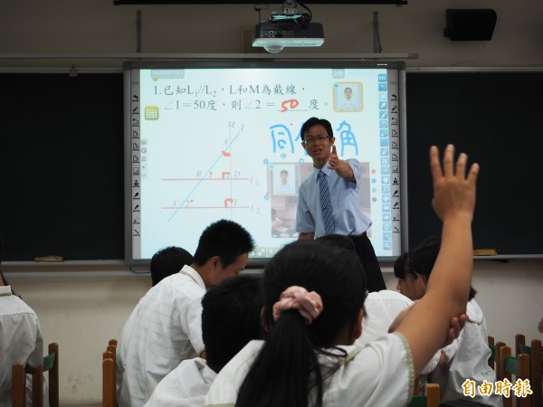 桃園區大有國中邀請台北市懷生國中教師洪宗平到校,利用「智慧助教」進行數學科教學觀摩。(記者陳昀攝)
