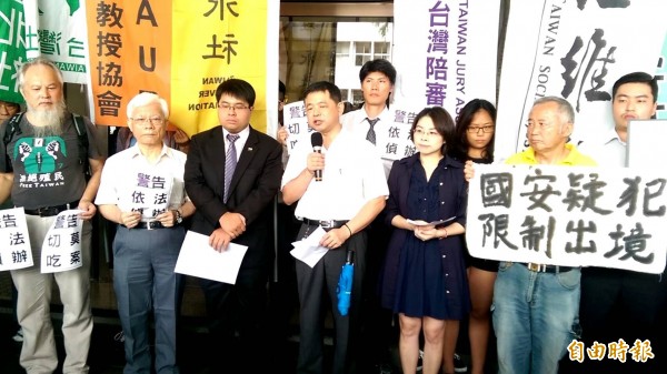 律師鄭文龍(中)籲法務部長邱太三調查、撤換北檢檢察長蔡碧玉。(記者謝君臨攝)