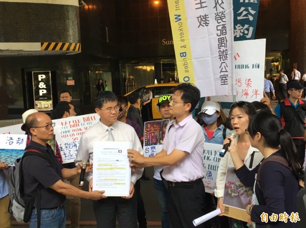 台塑派代表出面面對環團及越南民眾。(記者楊綿傑攝)