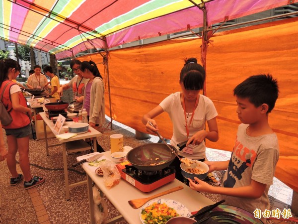 弱勢學童進行廚藝比賽,做起菜來絲毫不含糊。(記者張菁雅攝)