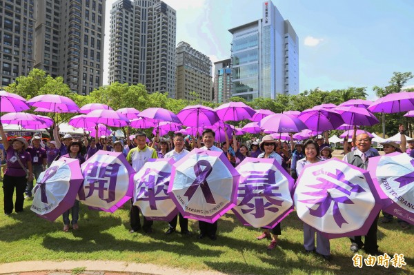 台中市長林佳龍(右4)與民眾撐起紫色保護傘,響應紫色反家庭暴力活動。(記者張菁雅攝)