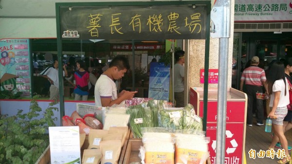 水林友善耕作小農在假日到西螺休息站設攤販售農產,民眾感到新鮮。(記者陳燦坤攝)