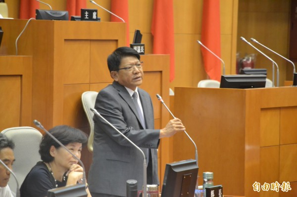 潘孟安宣示目前不會資遣超額教師。(記者侯承旭攝)