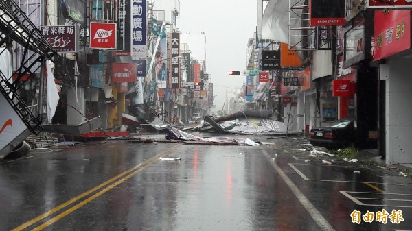 台東市中華路颱風街景。(記者黃明堂攝)