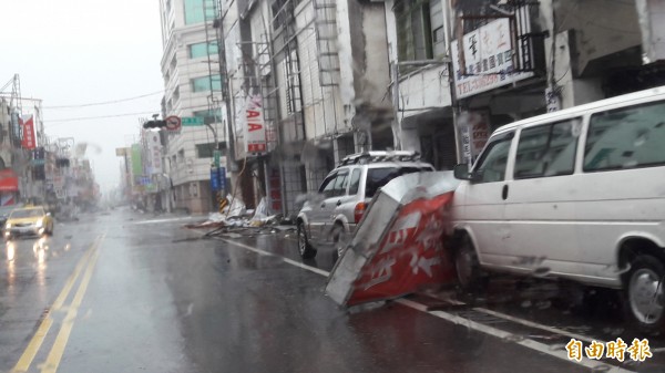 台東市中華路颱風街景。(記者黃明堂攝)