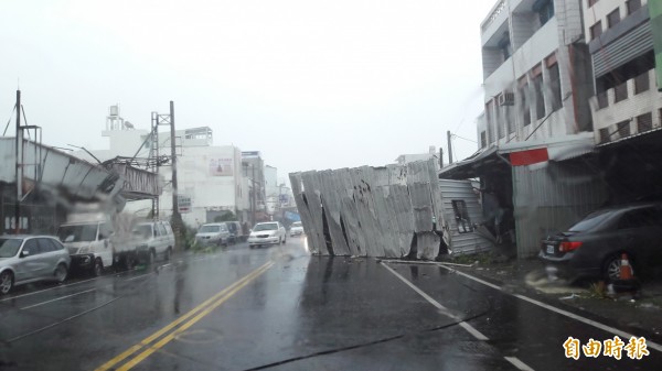 台東市中華路颱風街景。(記者黃明堂攝)