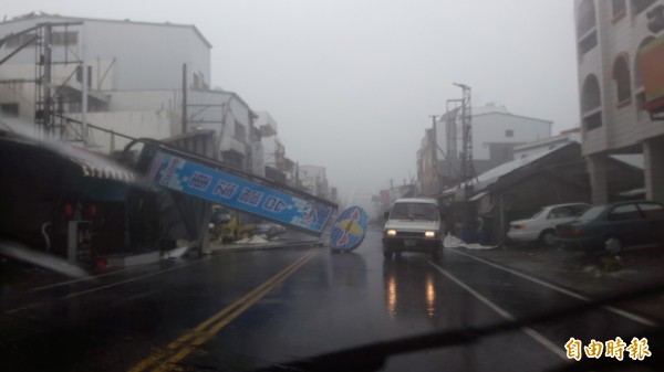 台東市中華路颱風街景。(記者黃明堂攝)
