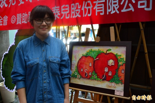 「繪畫讓我開朗,變得快樂!」繪畫班小芬從繪會找回自信與笑容。(記者游明金攝)