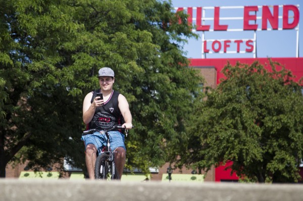 美國密西根州1名騎單車的女子12日為了玩Pokemon Go特地停車。（美聯社）