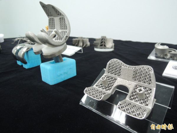 國研院結合產業成立的3D列印聯合實驗室,可廣泛運用在牙套、膝關節、頭蓋骨、脊椎盤融合器與手術機械等醫療產品上。(記者廖雪茹攝)