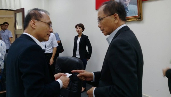 前行政院長游錫堃(圖右)為催生有機農業立法,赴行政院拜會院長林全(圖左)。(圖為游錫堃辦公室提供)