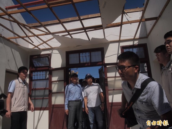 行政院長林全偕台東縣長黃健庭等人前往台東太麻里鄉香蘭村勘災,見掀飛屋頂的民宅也傻眼。(記者陳賢義攝)