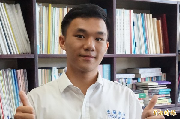 宜蘭高中指考錄取台大經濟的林璟耀,為了走出舒適圈,選擇棄台大,就讀上海交通大學英語系分流商務金融。(記者林敬倫攝)