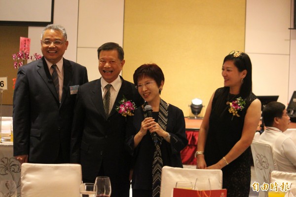 國民黨主席洪秀柱（中）今天出席工商建研會第32期首屆會長陳怡璇（右）跟第2屆會長林耕仁（左）交接典禮。（記者黃美珠攝）