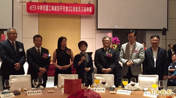 國民黨主席洪秀柱（中）今晚在工商建研會會長交接時強調，她有絕對信心，就算黨產全部被充公，「千金散盡、人心回來」，就是國民黨的天下。（記者黃美珠攝）