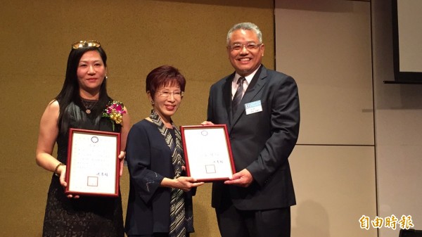 國民黨主席洪秀柱今天親自主持工商建研會第32期會長交接典禮。（記者黃美珠攝）