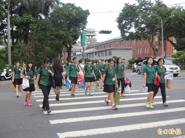 北一女爭取短褲進出校門/台中一中 台中女中學生去年在朝會脫裙