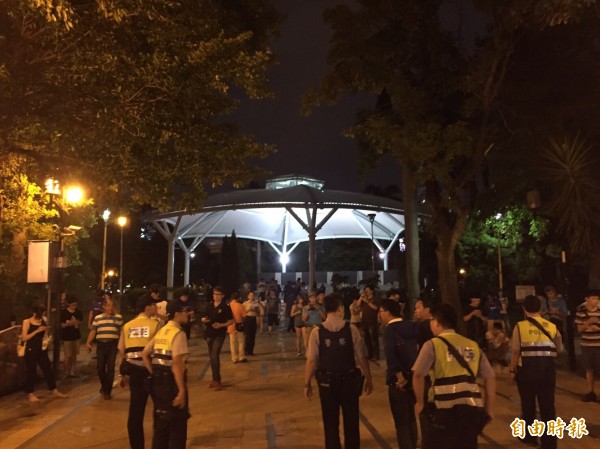 寶可夢夯,中壢警方加強中正公園的巡邏和違規取締。(記者李容萍攝)