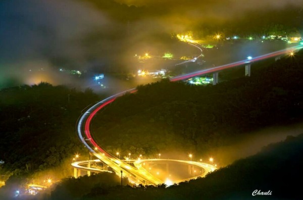 國六北山交流道的夜景,被稱為北山右眼。(趙令級提供)
