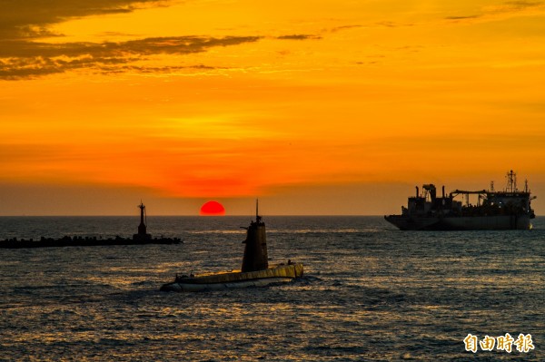 夕陽西下搭配潛艦出港,畫面難得一見。(記者張忠義攝)