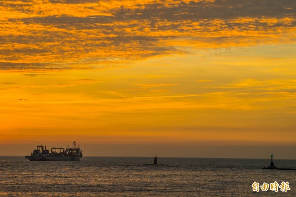 全球最老的海獅號潛艦結束任務出港,夕陽餘暉伴阿公級潛艦歸航。(記者張忠義攝)