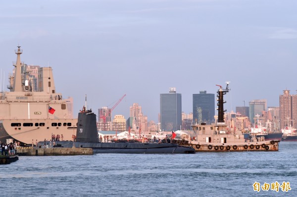 海獅號潛艦結束任務,拖船將海獅號拖出新濱碼頭到航道。(記者張忠義攝)