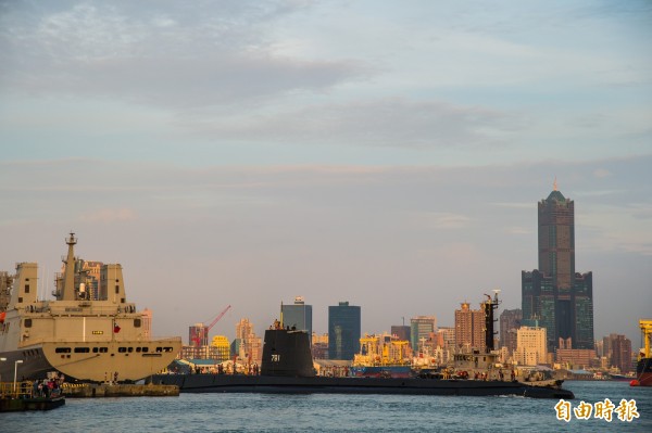 海獅號潛艦慢慢駛離新濱碼頭。(記者張忠義攝)