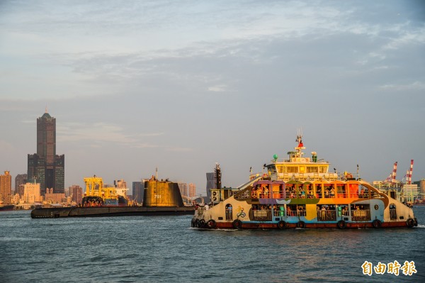 海獅號潛艦歸航,一艘渡輪剛好經過,船上乘客很幸運能近距離目睹這艘阿公級潛艦。(記者張忠義攝)