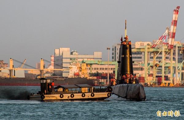 海獅號潛艦轉向航道,拖船也離開。(記者張忠義攝)