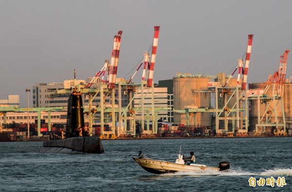 小漁船與老潛艦。(記者張忠義攝)