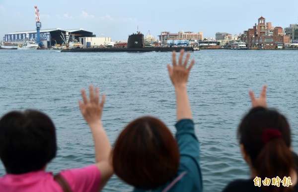 岸上民眾向海獅號潛艦揮手再見,歡迎下次再來。(記者張忠義攝)