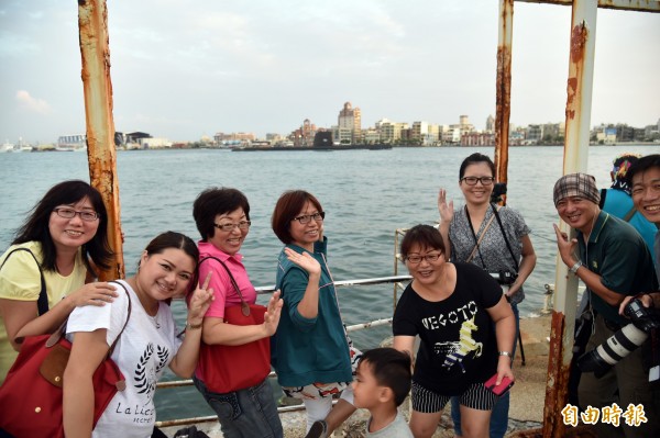 能跟阿公級潛艦一起入鏡,也是一種小確幸。(記者張忠義攝)