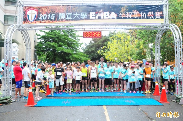 靜宜大學EMBA半程馬拉松,頗受歡迎。(記者張軒哲攝)