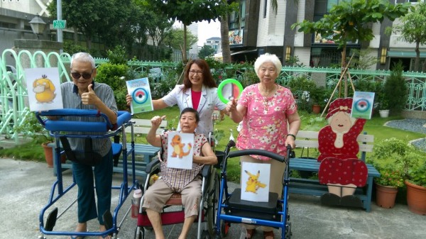 如新護理之家為安養長輩設計的寶可夢戶外實體抓寶遊戲活動。(記者王俊忠翻攝)