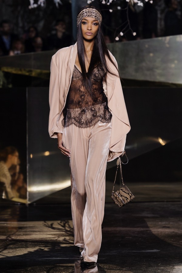 英國超模Jourdan Dunn演繹H&M Studio 2016秋冬女裝,以帶有光澤的天鵝絨布料呼應高貴宮廷風主題。(H&M提供)