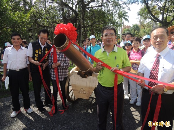 宜蘭市長江聰淵（右二）今天主持宜蘭市升格76週年系列活動。（記者江志雄攝）