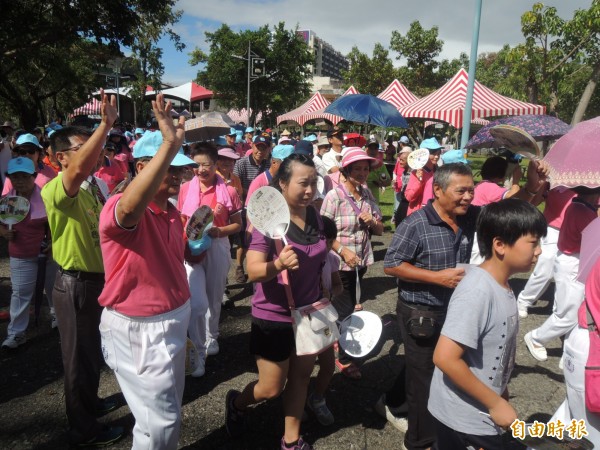 眾人從宜蘭中山公園出發漫遊舊城區。（記者江志雄攝）