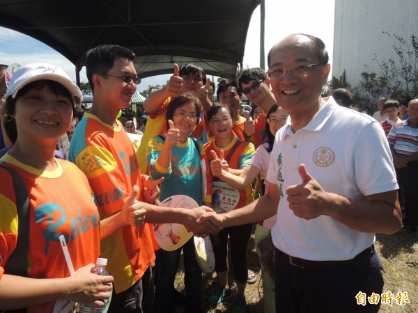 宜蘭縣議員黃適超（右一）成立競選辦公室，與支持者握手致意。（記者江志雄攝）