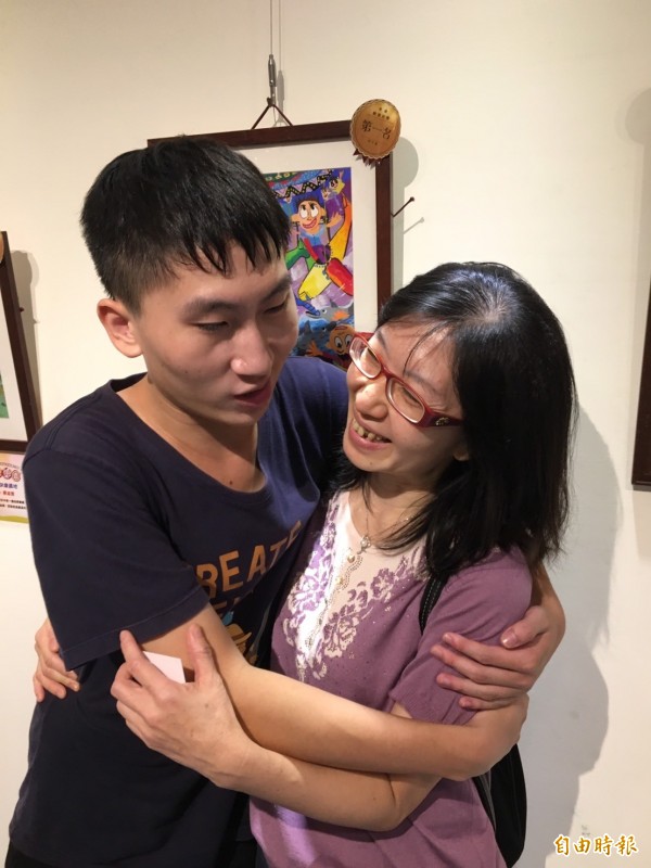 以「快樂出遊」作品連莊青少組第一名的王允中，感謝媽媽的不放棄，給了媽媽一個大擁抱。（記者楊綿傑攝）