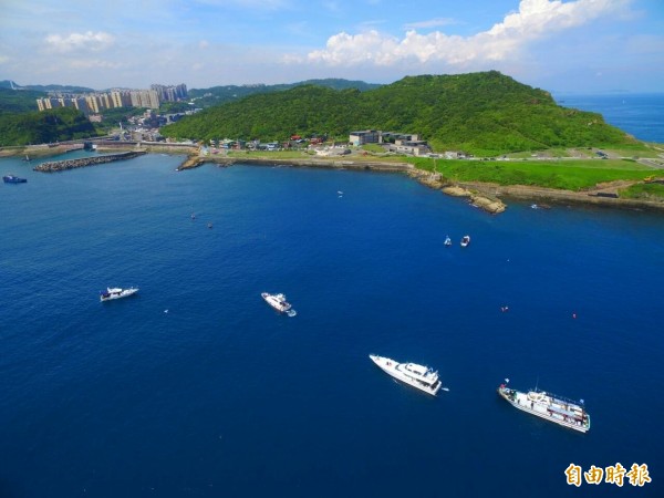 基隆市望海巷潮境海灣資源保育區8月成立,實施以來頗獲輿論好評,但是漁民反應希望市府協助解決生計,能否開放冬季保育區捕撈垂釣;有民眾在網路上發起投票,7天已獲得8700多人投票反對。(記者俞肇福攝)