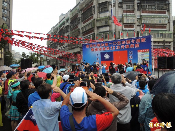 國旗屋升旗典禮吸引許多民眾參加。(記者周敏鴻攝)