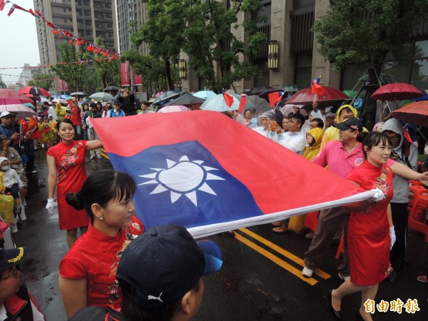 護旗手將國旗護送上升旗台。(記者周敏鴻攝)