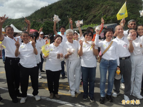 許多人接到包子滿載而歸。（記者江志雄攝）