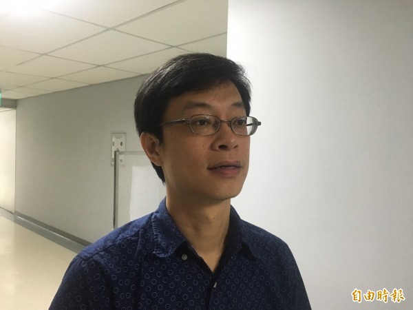 台北科技大學副教授曾昭衡以市售11種空氣清淨機放在環境內，進行去除氮氧化物的效能評估。（記者吳亮儀攝）