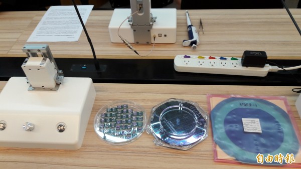 交大奈米檢測研究團隊十年磨一鏡,研發出來的可拋棄式晶片可用在醫療及癌症的篩檢。(記者洪美秀攝)