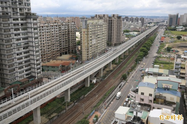 台中鐵路高架化通車後,沿線高樓層住戶抱怨軌道噪音過大。(記者黃鐘山攝)